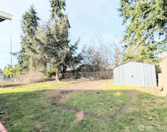 a view of yard with trees