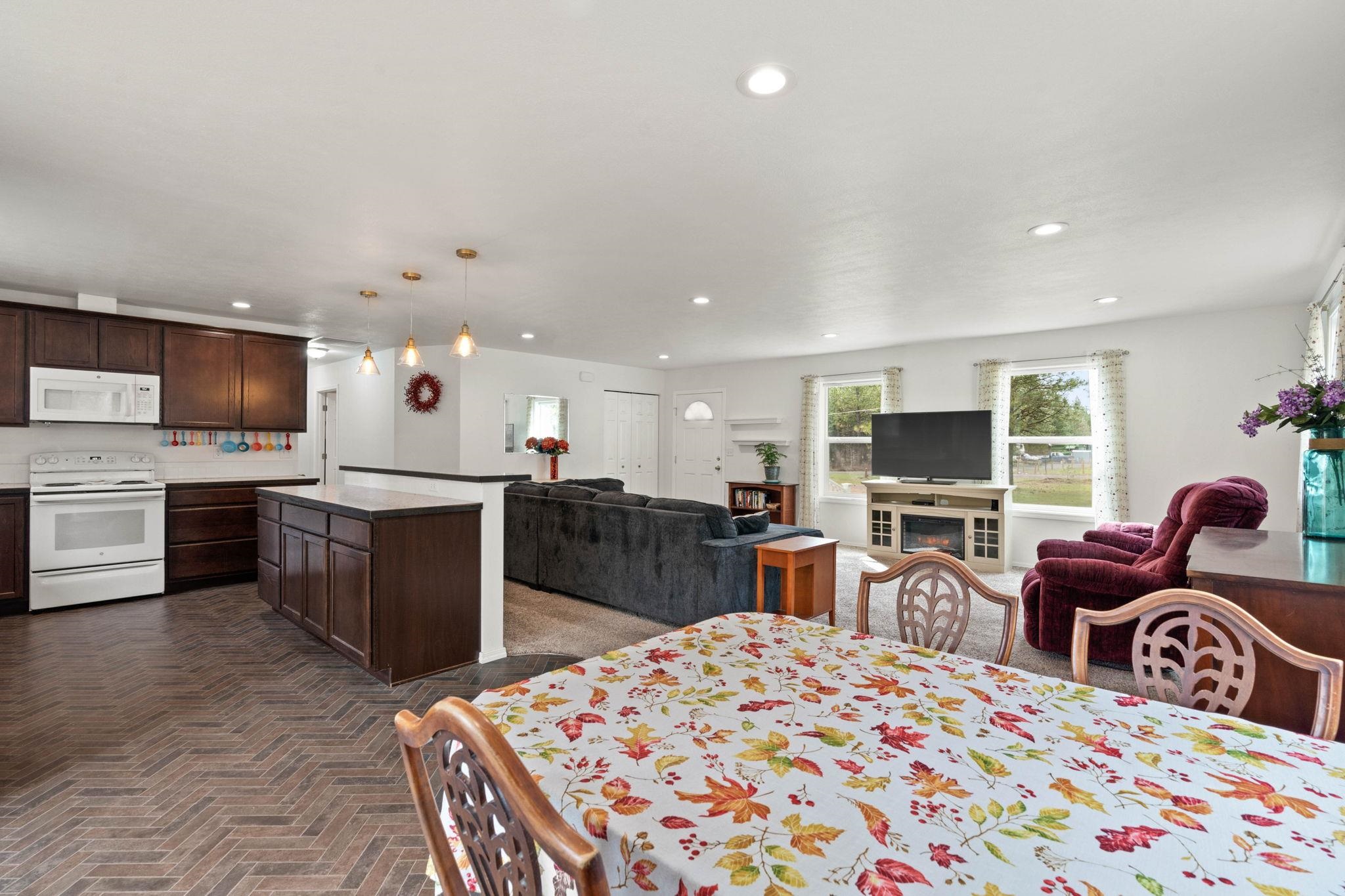 8608 West White Road Cheney, WA 99004 - Photo 8 of 31