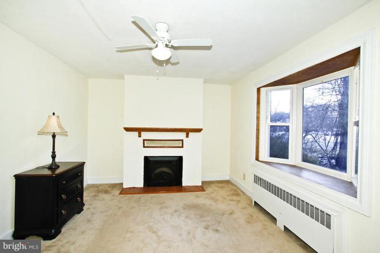 7810 Brooklyn Bridge Road Laurel, MD 20707 - Photo 16 of 20 Living Room