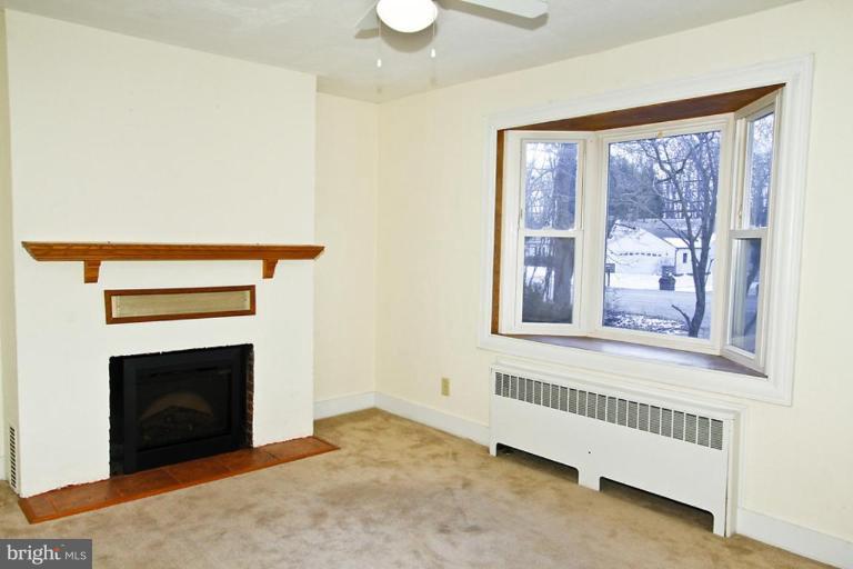 7810 Brooklyn Bridge Road Laurel, MD 20707 - Photo 7 of 20 Living Room #2