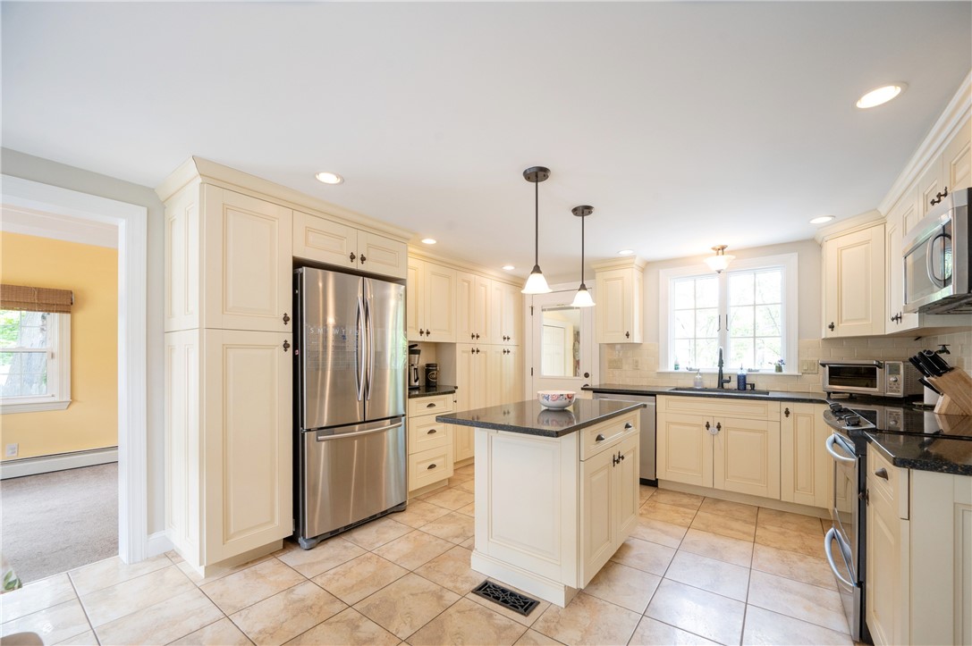 101 Ausdale Road Cranston, RI 02910 - Photo 8 of 46