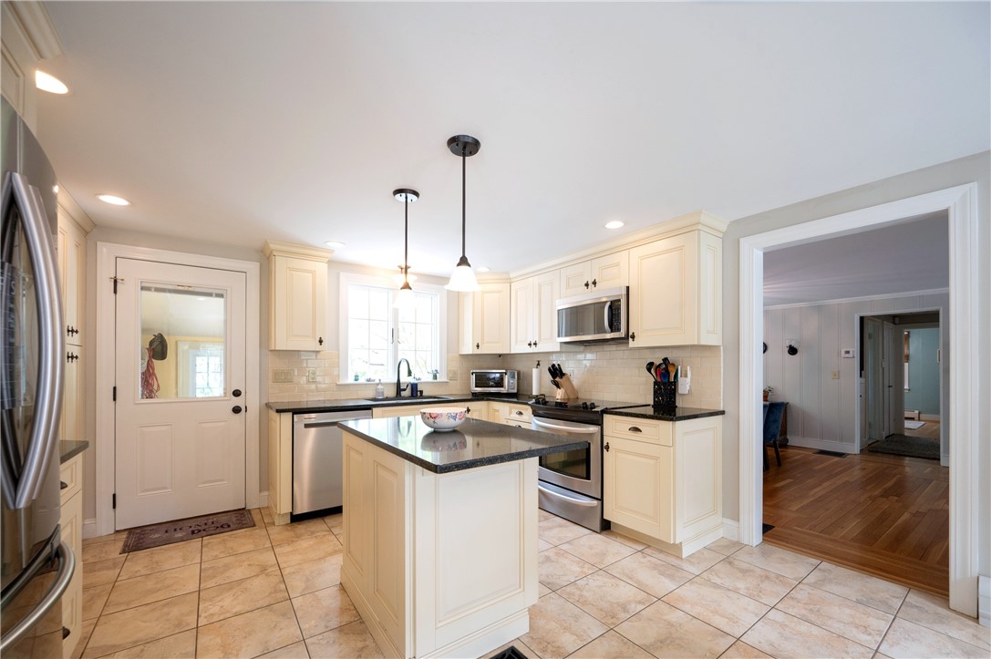 101 Ausdale Road Cranston, RI 02910 - Photo 9 of 46