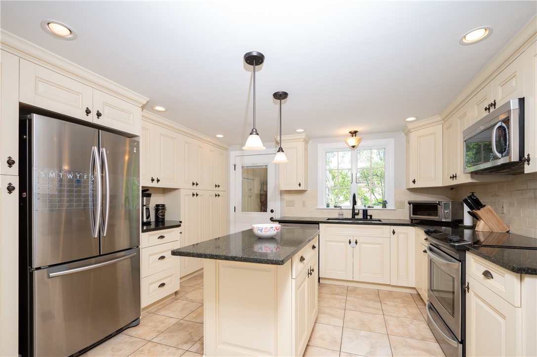 101 Ausdale Road Cranston, RI 02910 - Photo 10 of 46
