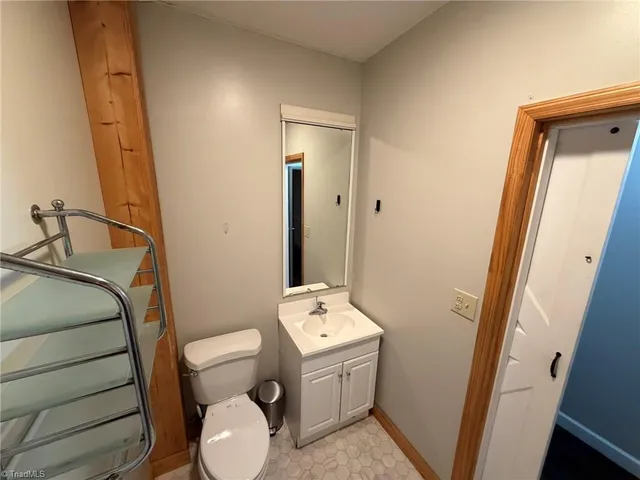 $995 | 105 West Main Street, Elkin, NC 28621