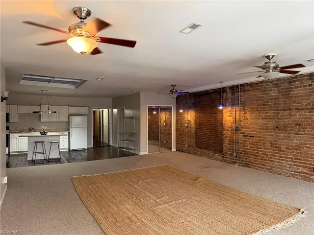 $995 | 105 West Main Street, Elkin, NC 28621