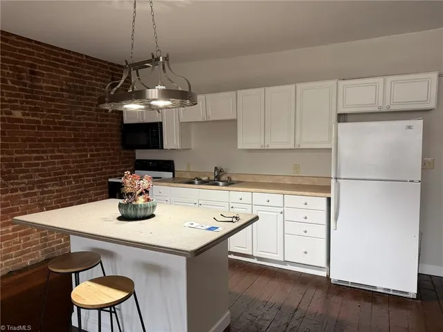 $995 | 105 West Main Street, Elkin, NC 28621