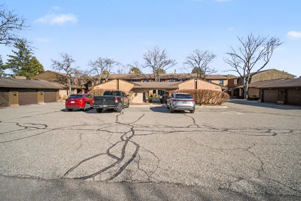 $379,900 | 863 Greenhills Drive, Ann Arbor, MI 48105