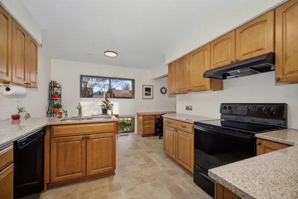 $379,900 | 863 Greenhills Drive, Ann Arbor, MI 48105