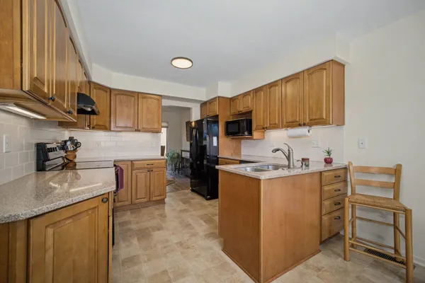 $379,900 | 863 Greenhills Drive, Ann Arbor, MI 48105