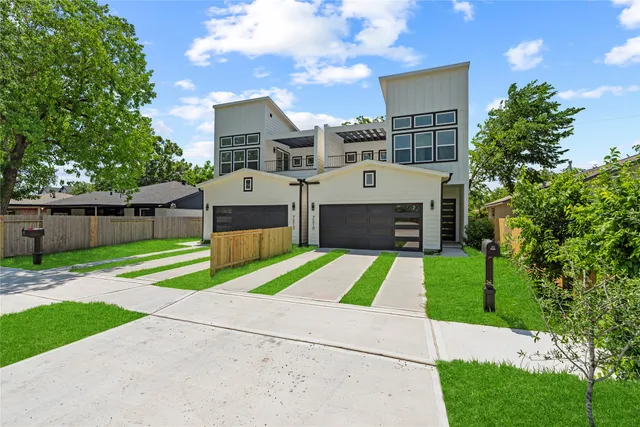 a front view of house with yard