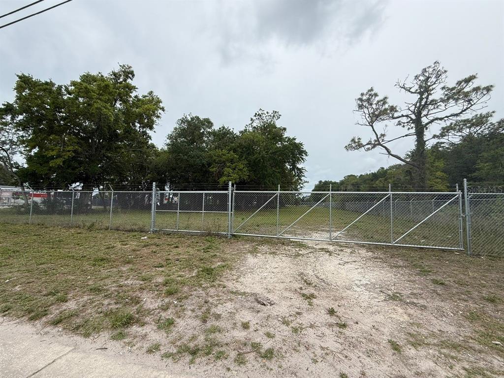 3842 South Goldenrod Road Orlando, FL 32822 - Photo 6 of 6 a backyard of a house with lots of green space