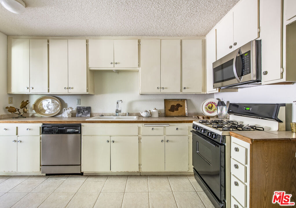 31313 The Old Road, Unit A Castaic, CA 91384 - Photo 11 of 36 Gallery Image 11
