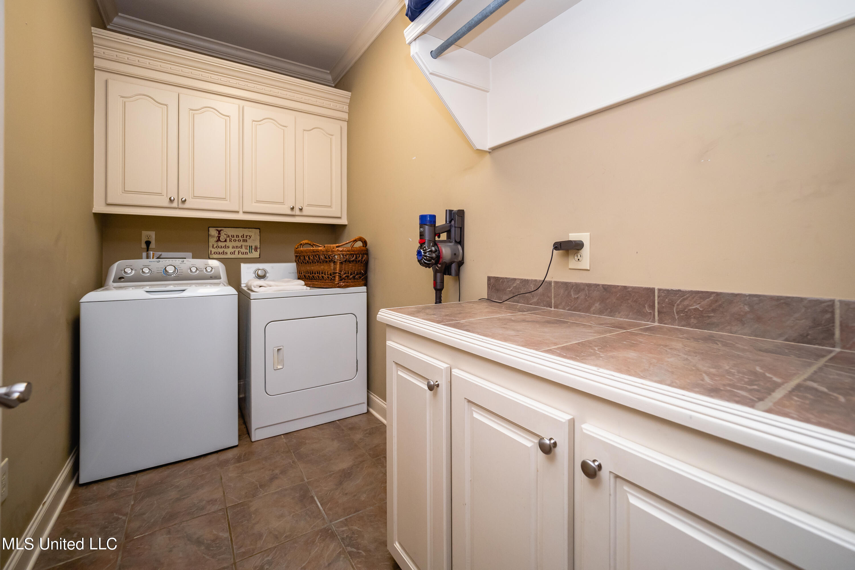 146 Copper Ridge Lane Florence, MS 39073 - Photo 20 of 26 Laundry Room with Storage and Counter