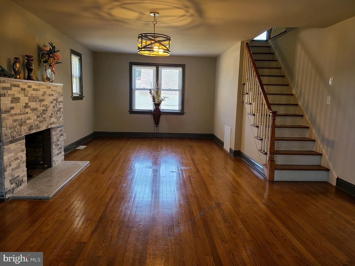 333 Broad Street Carneys Point, NJ 08069 - Photo 8 of 44 Living Room