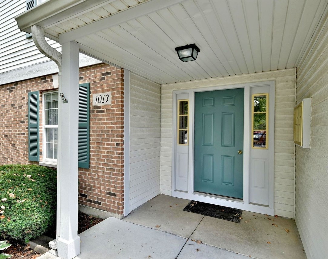 1013 Saxon Court, Unit B Elgin, IL 60120 - Photo 2 of 17 an empty room with entrance