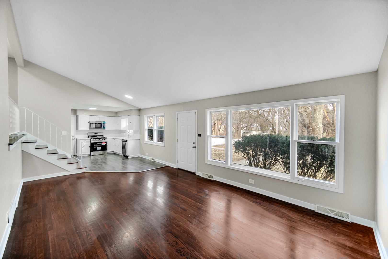 284 Holbrook Road Chicago Heights, IL 60411 - Photo 4 of 24 Gallery Image 4