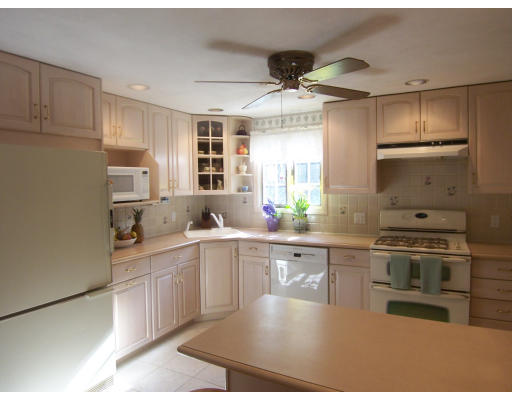 18 Forest Road Foxboro, MA 02035 - Photo 6 of 30 Gallery Image 6