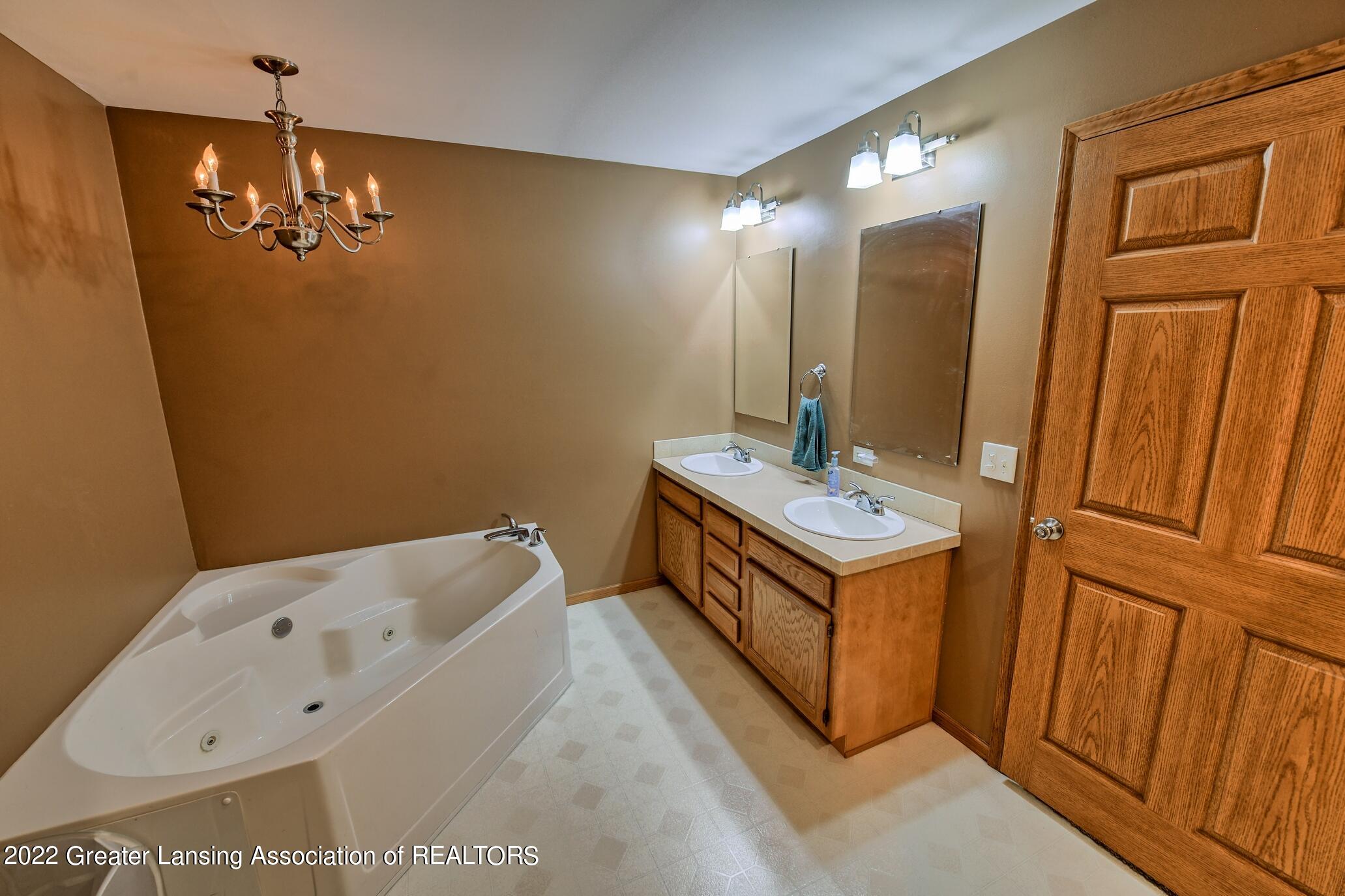 15200 West Herbison Road Eagle, MI 48822 - Photo 15 of 48 Primary Bath