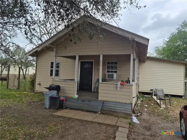 $119,900 | 706 Mathew, Yoakum, TX 77995