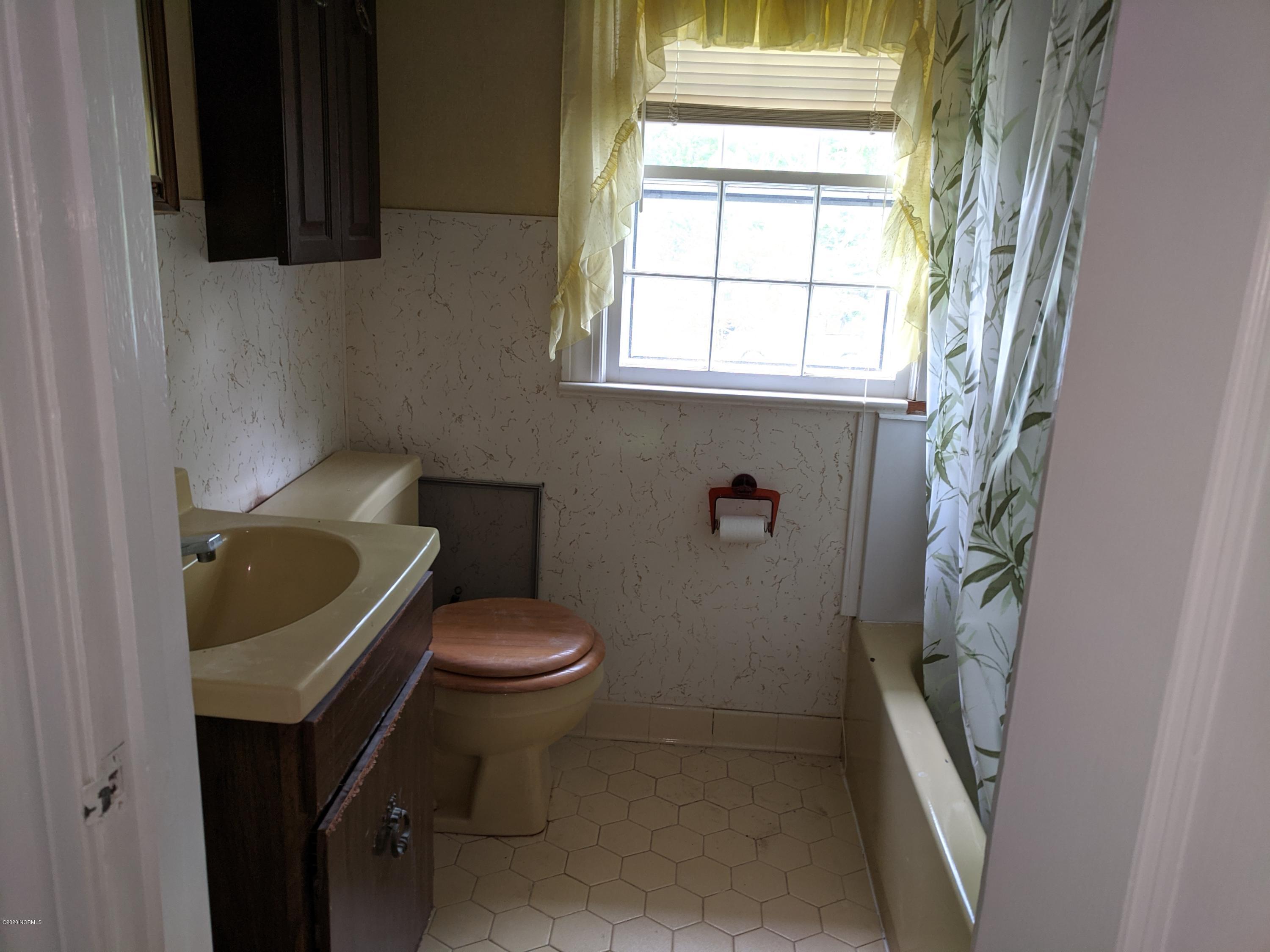 3902 Old Cherry Point Road New Bern, NC 28560 - Photo 16 of 21 3902 Old Cherry Point - bathroom 2