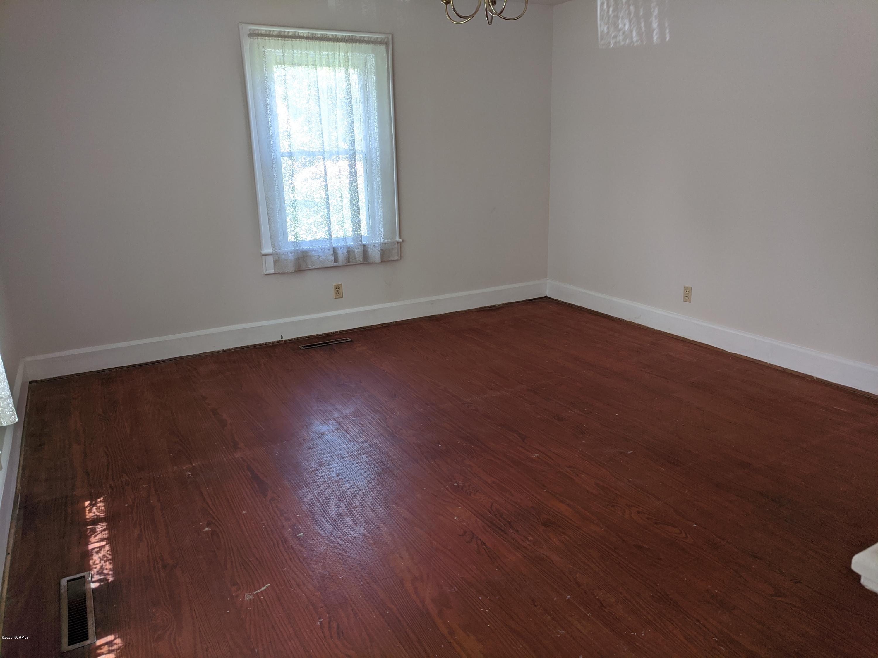3902 Old Cherry Point Road New Bern, NC 28560 - Photo 6 of 21 3902 Old Cherry Point - Living Room