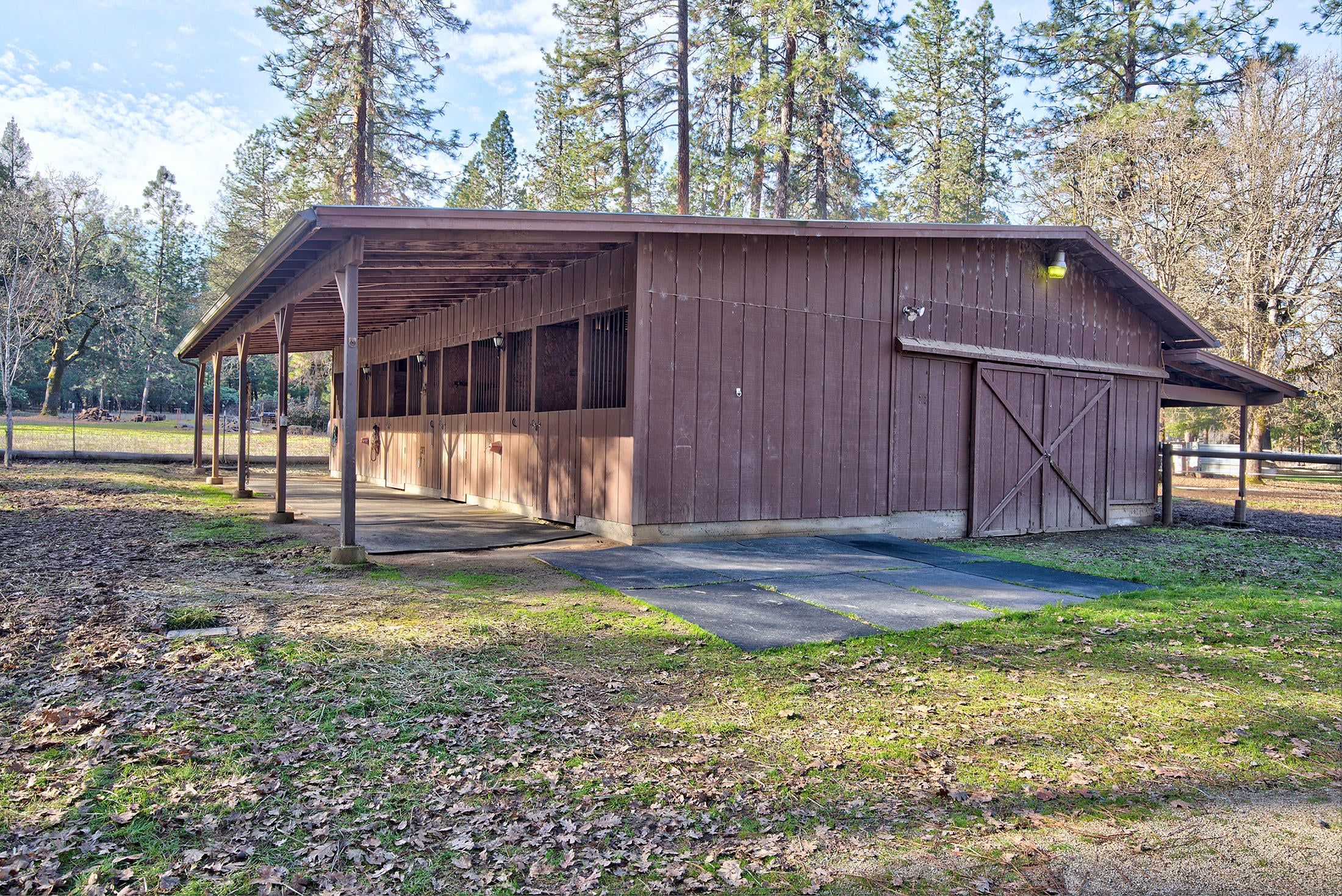 1090 Queens Branch Road Rogue River, OR 97537 - Photo 27 of 40 Barn with Breezeway