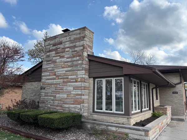 $375,000 | 10620 Lockwood Avenue, Oak Lawn, IL 60453