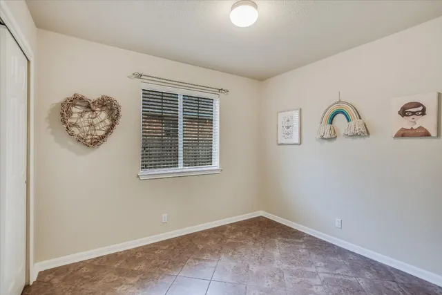 a view of empty room with window