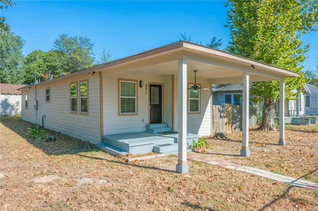 $1,500 | 401 East 3rd Street, Hearne, TX 77859