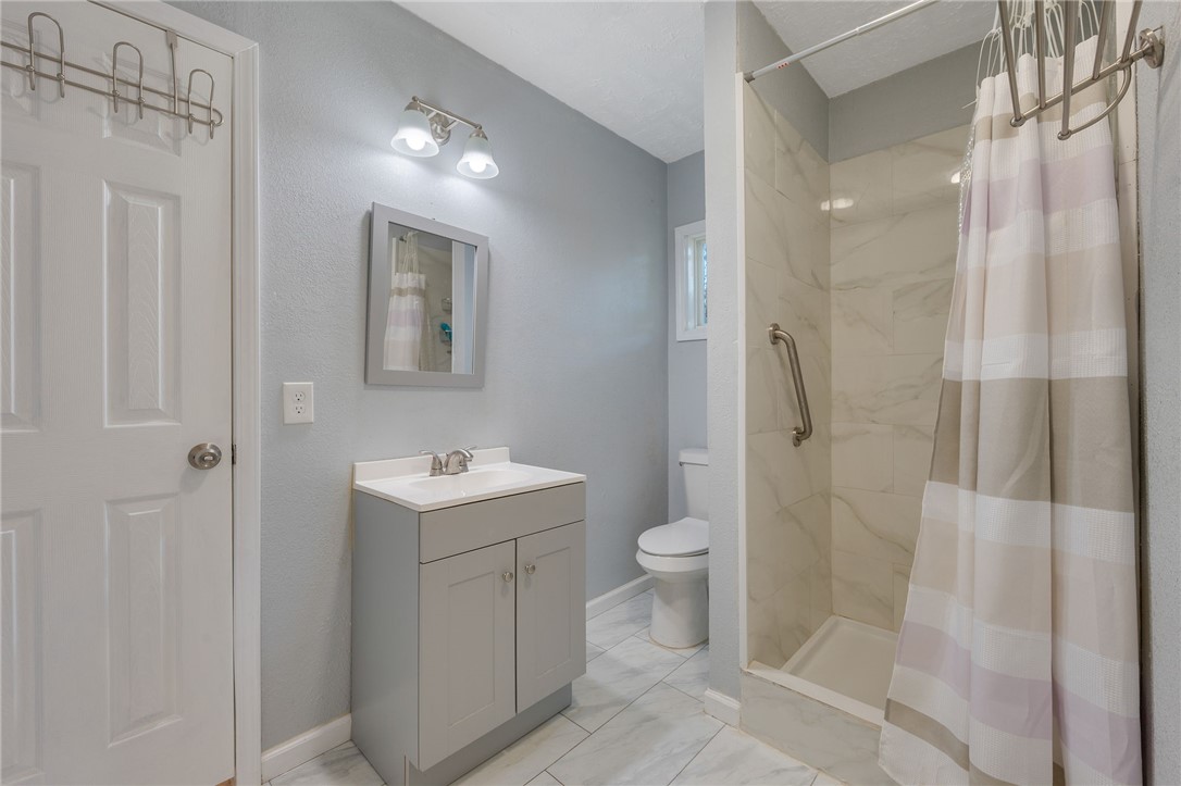 401 East 3rd Street Hearne, TX 77859 - Photo 7 of 25 a bathroom with a sink toilet and shower