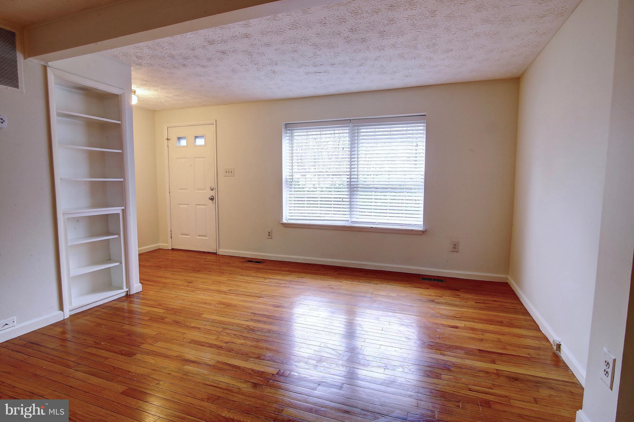 11501 Ivy Bush Court Reston, VA 20191 - Photo 3 of 24 Living Room