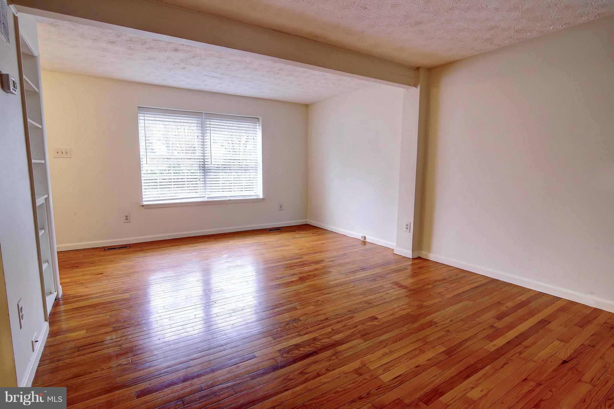11501 Ivy Bush Court Reston, VA 20191 - Photo 4 of 24 Living Room