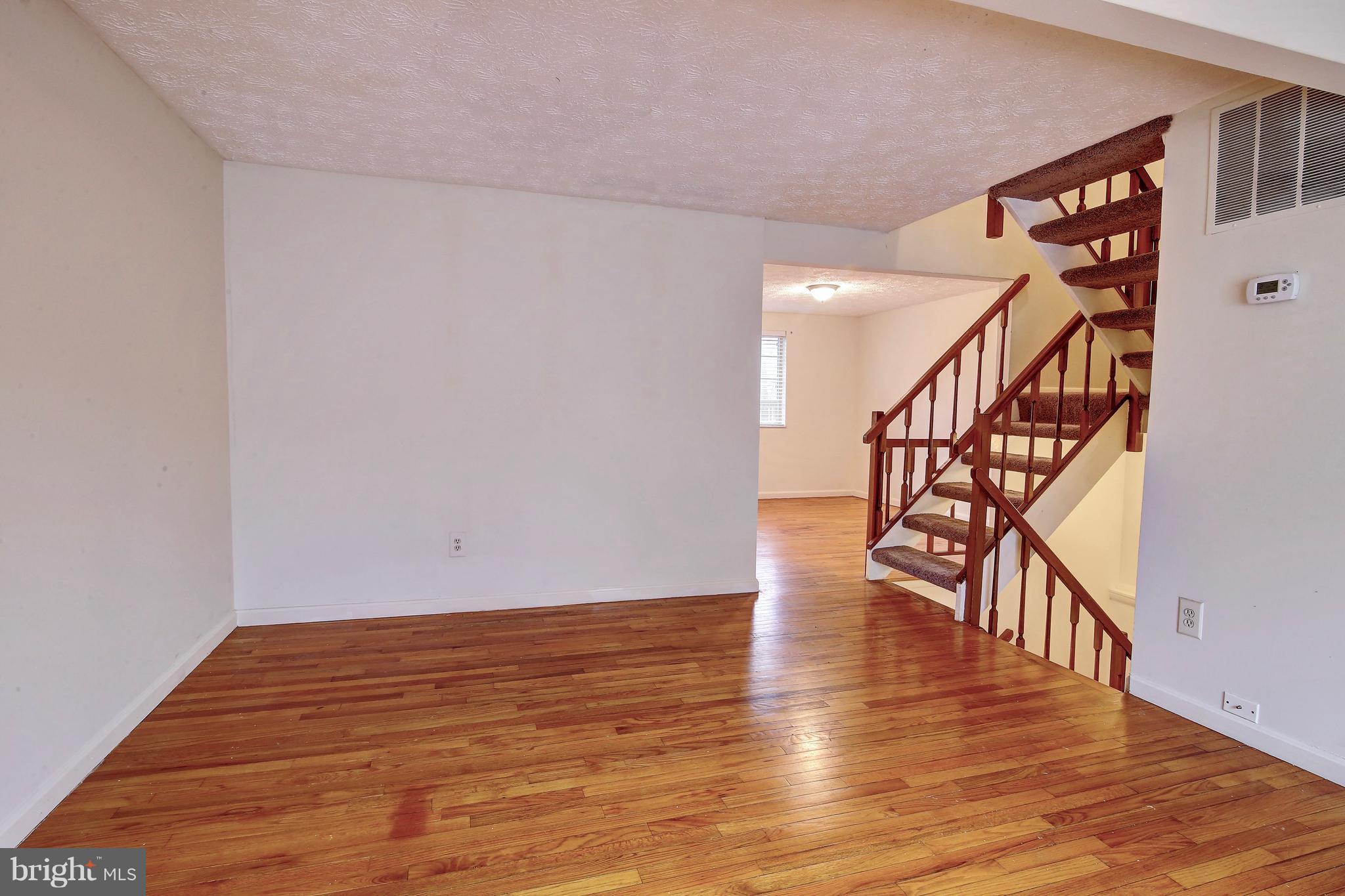 11501 Ivy Bush Court Reston, VA 20191 - Photo 5 of 24 Living Room