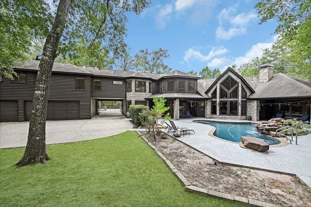 a view of house with a yard