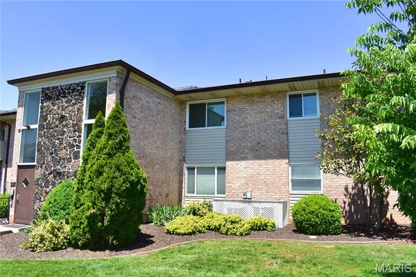 $169,999 | 10003 Sakura Drive, Unit D, St. Louis, MO 63128