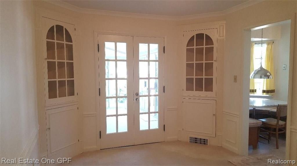 740 Hawthorne Road Grosse Pointe Woods, MI 48236 - Photo 8 of 47
