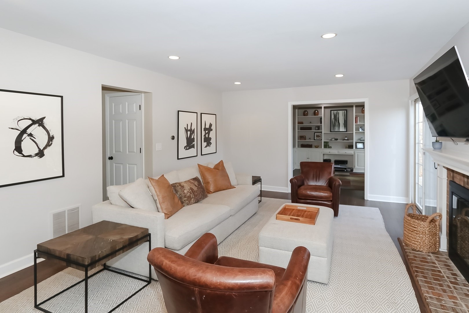 879 Georgetowne Lane Barrington, IL 60010 - Photo 15 of 44 a living room with furniture and a flat screen tv