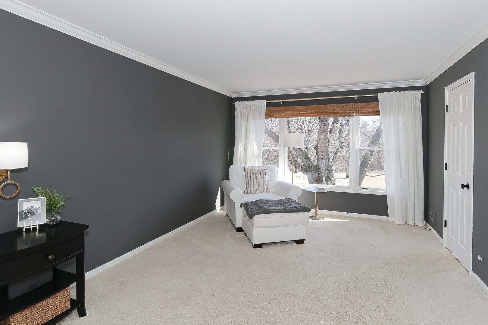 879 Georgetowne Lane Barrington, IL 60010 - Photo 26 of 44 a living room with furniture and a large window