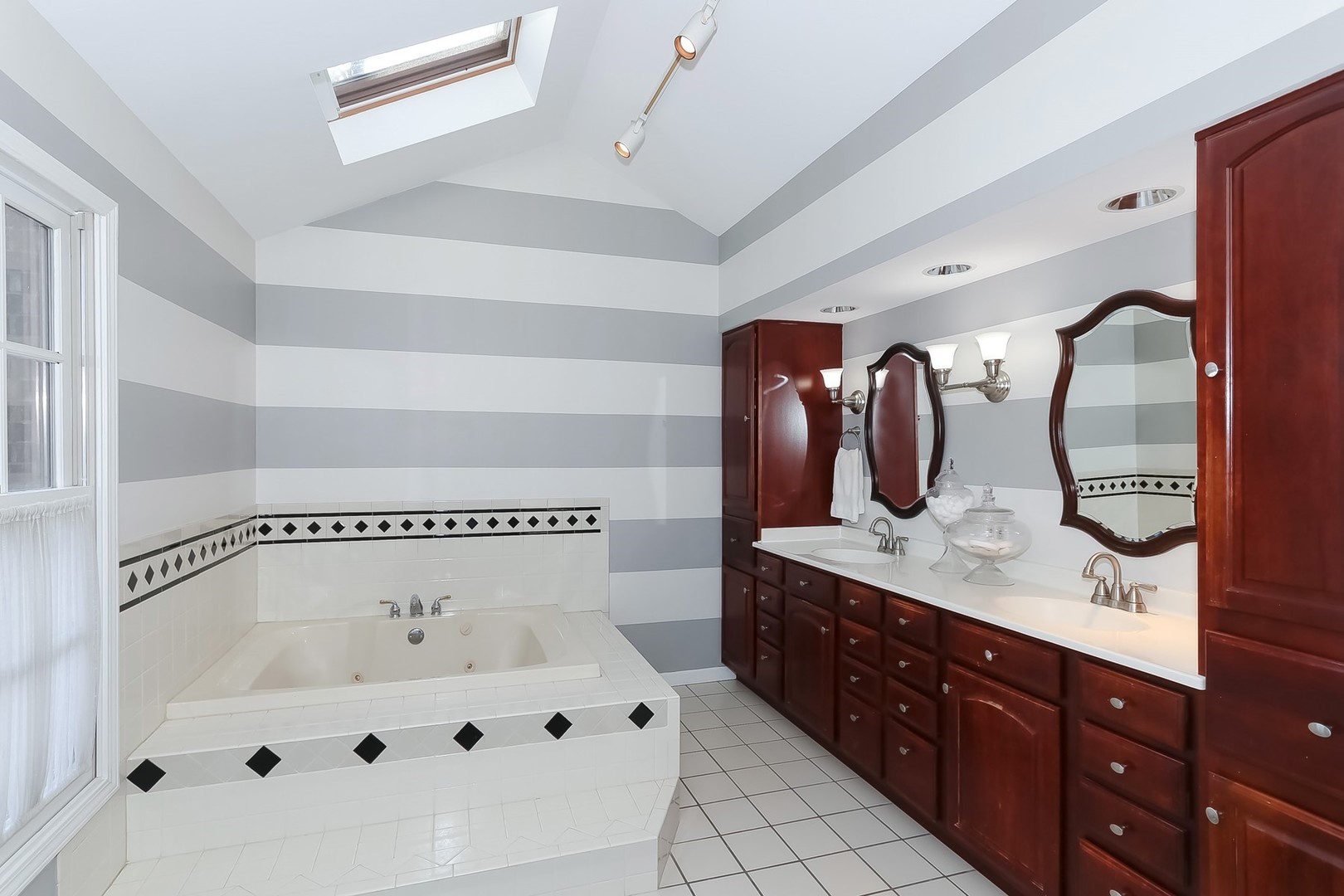 879 Georgetowne Lane Barrington, IL 60010 - Photo 29 of 44 a bathroom with a tub sink and mirror