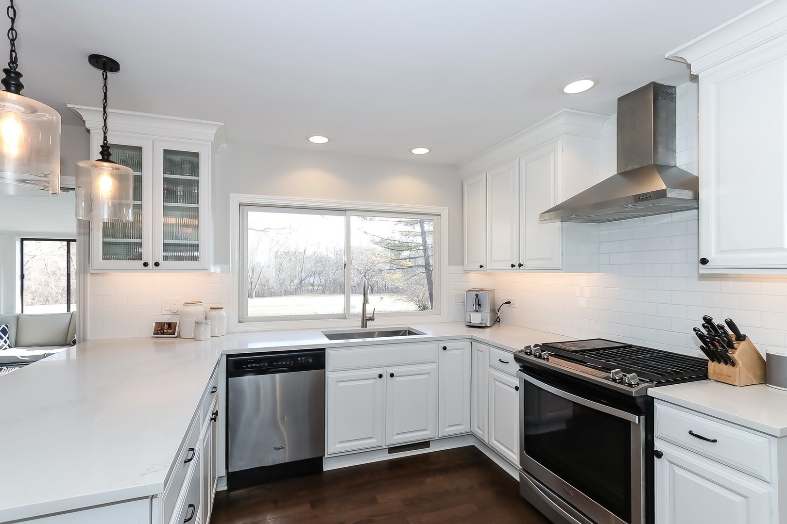 879 Georgetowne Lane Barrington, IL 60010 - Photo 3 of 44 a kitchen that has a sink and a stove