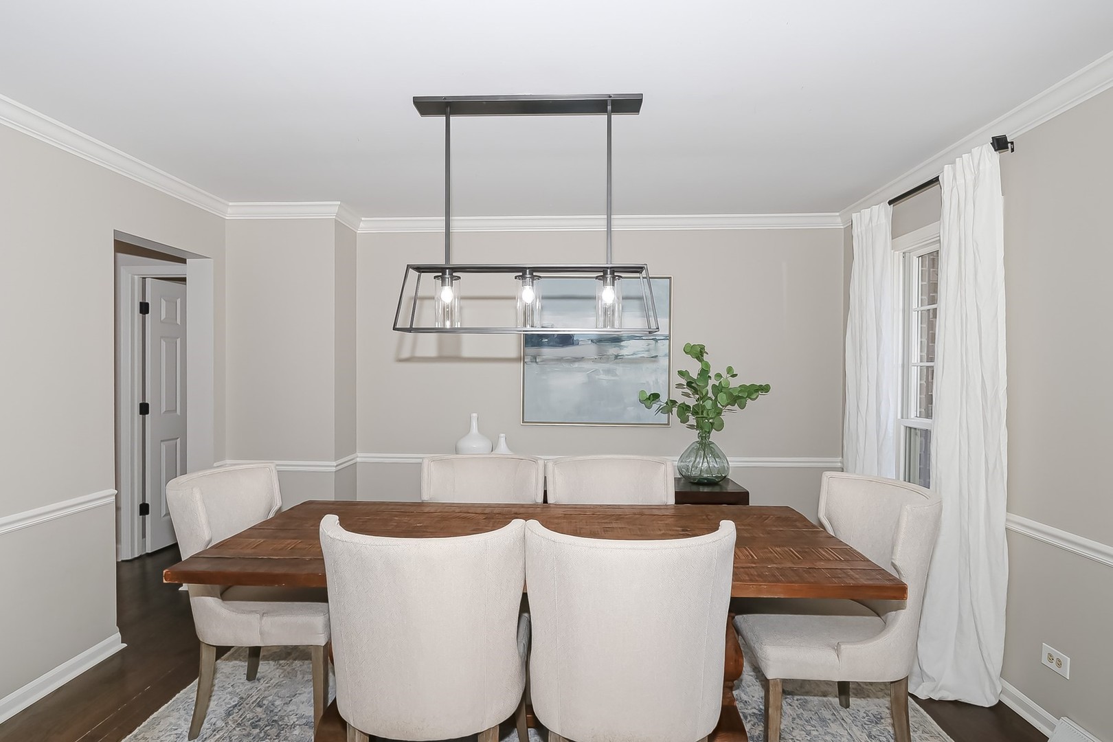 879 Georgetowne Lane Barrington, IL 60010 - Photo 7 of 44 a living room with furniture and a potted plant