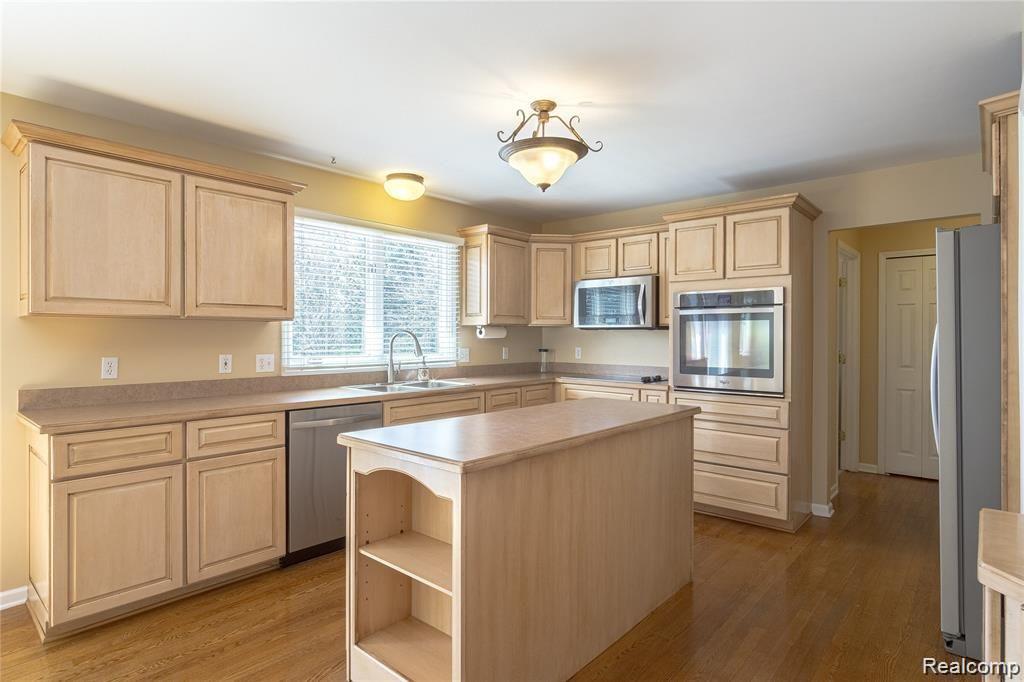 1403 Tulberry Circle Rochester, MI 48306 - Photo 53 of 91 Interiors (12 of 51).jpg