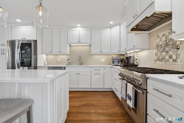 $1,095,000 | 2 Davis Road, Woodbridge, CT 06525