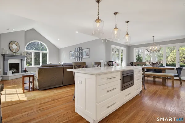 $1,095,000 | 2 Davis Road, Woodbridge, CT 06525
