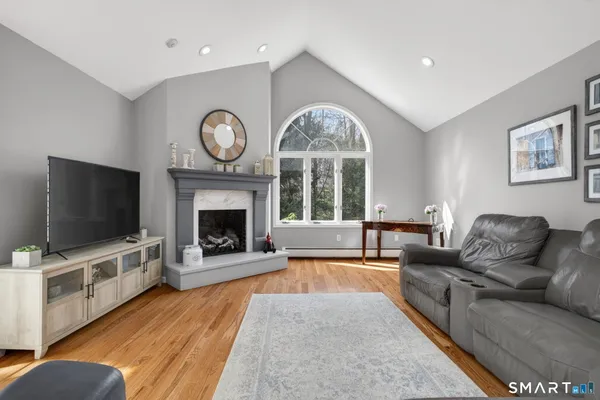 $1,095,000 | 2 Davis Road, Woodbridge, CT 06525