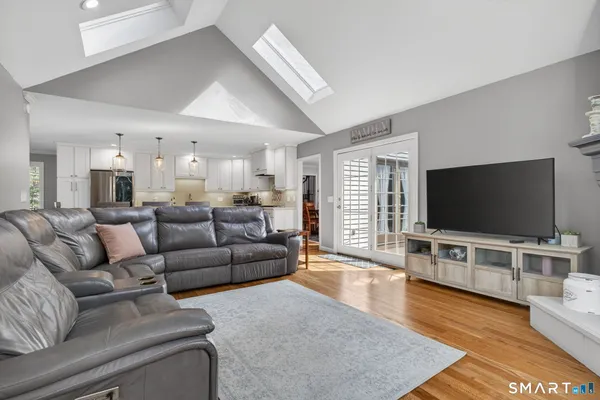 $1,095,000 | 2 Davis Road, Woodbridge, CT 06525