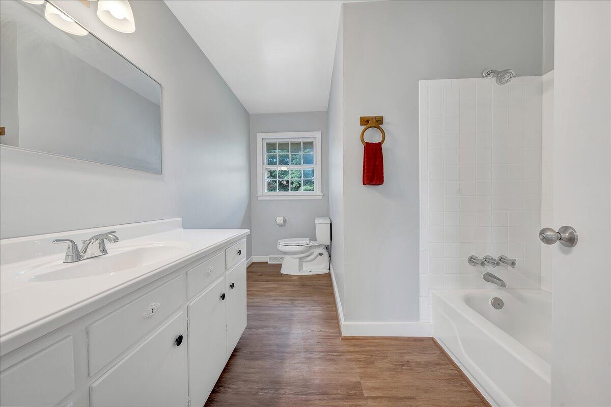 514 Water Oak Road Roanoke, VA 24019 - Photo 11 of 33 Freshly-Remodeled Full Bath