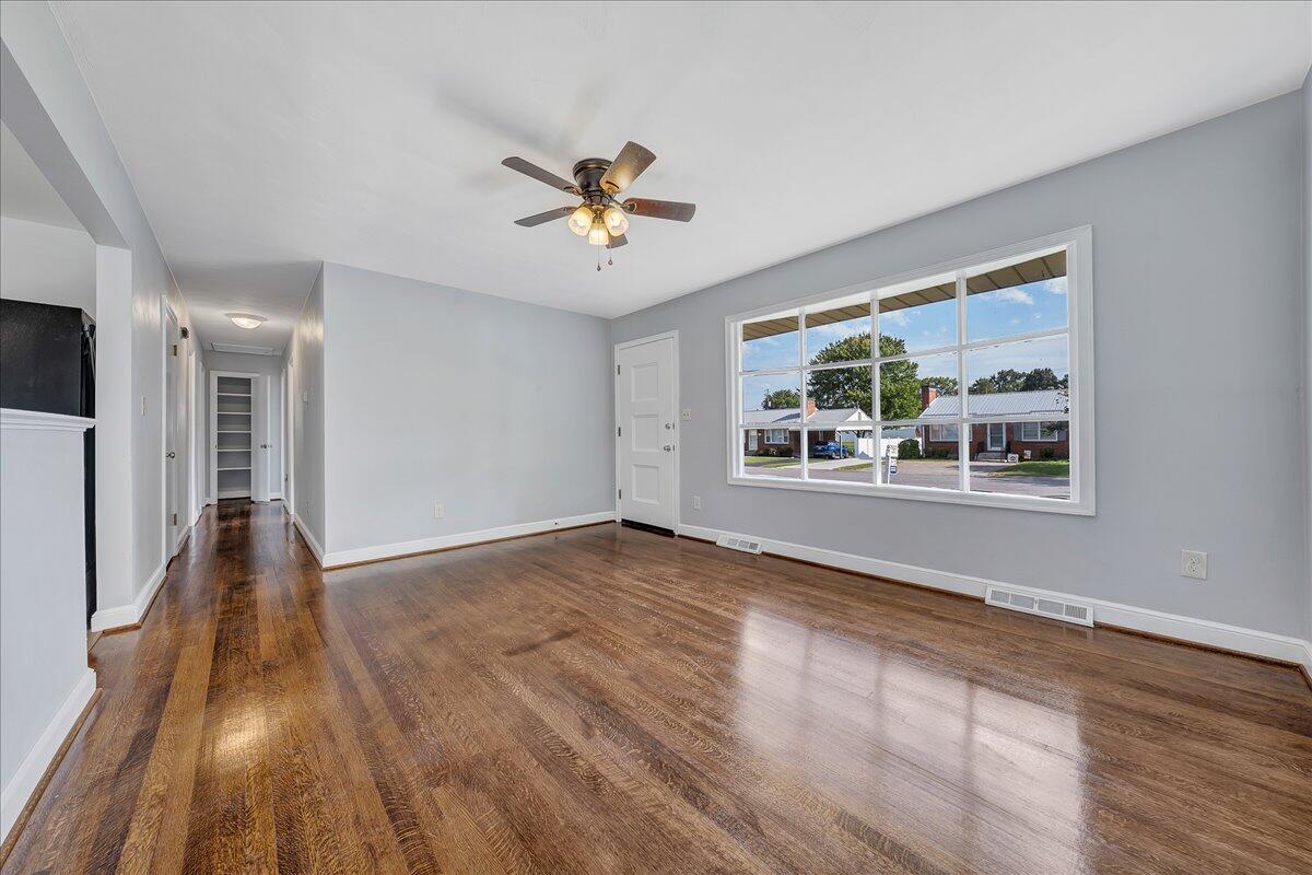 514 Water Oak Road Roanoke, VA 24019 - Photo 3 of 33 Living Room