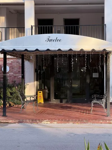 a view of livingroom with furniture