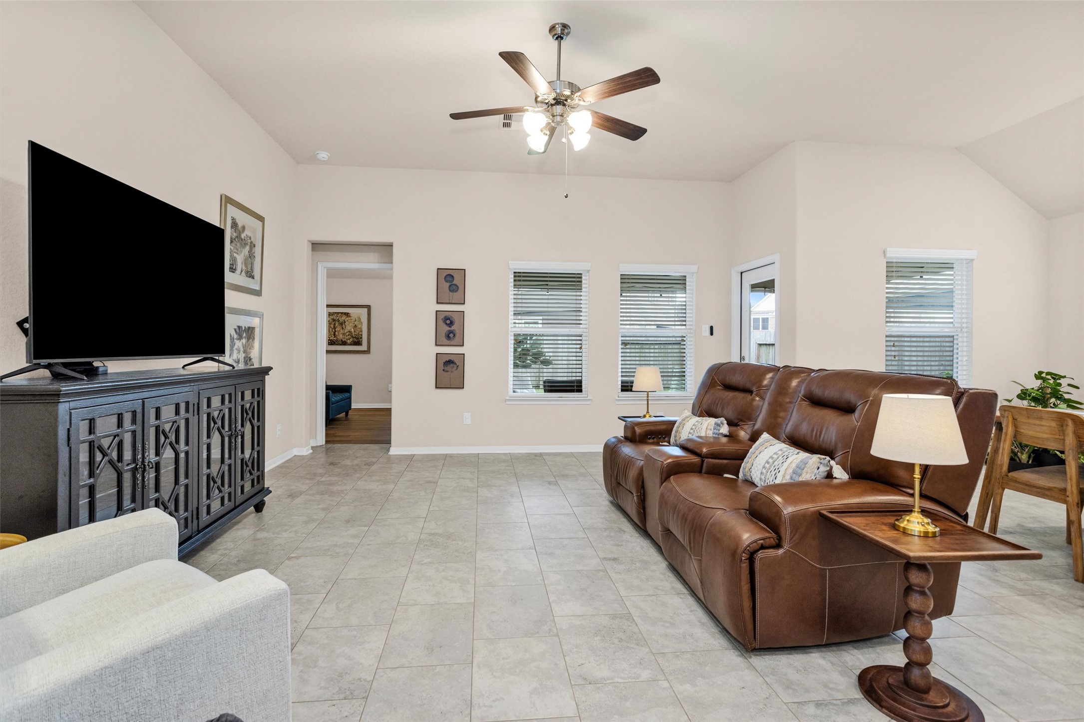 29443 Ridge Clearing Trail Spring, TX 77386 - Photo 7 of 36 Spacious living room